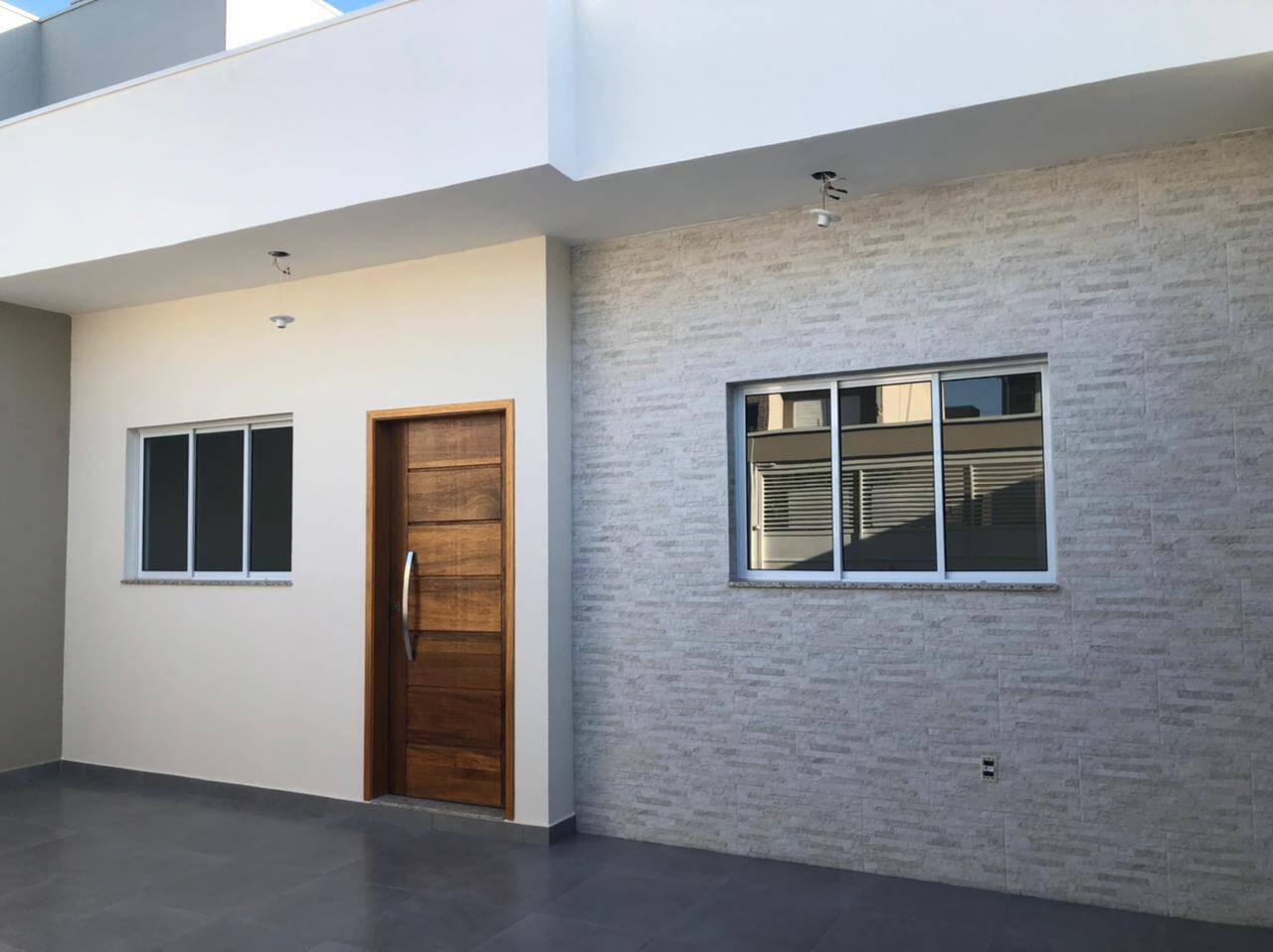 Casa à venda com 3 quartos, 76m² - Foto 1