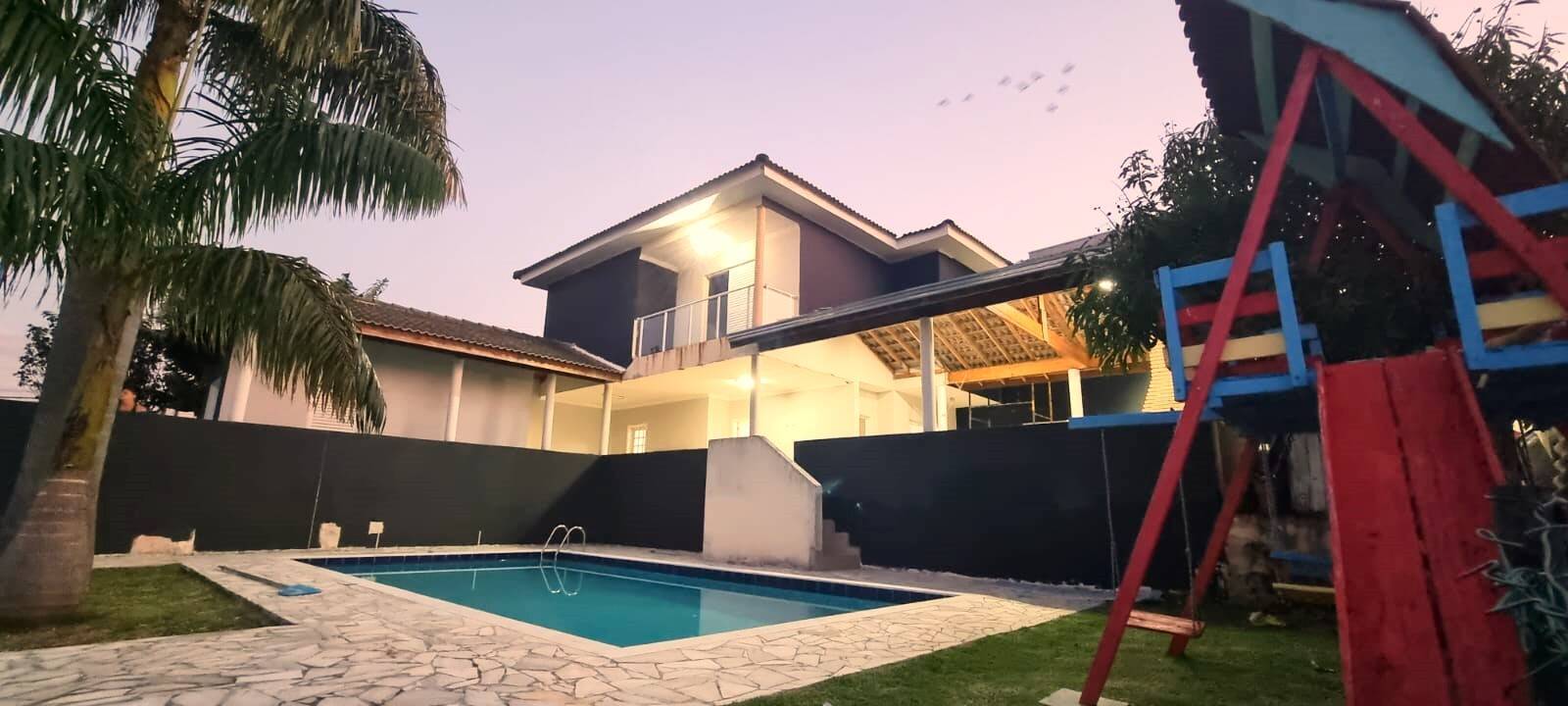 Casa de Condomínio para alugar com 6 quartos, 365m² - Foto 1