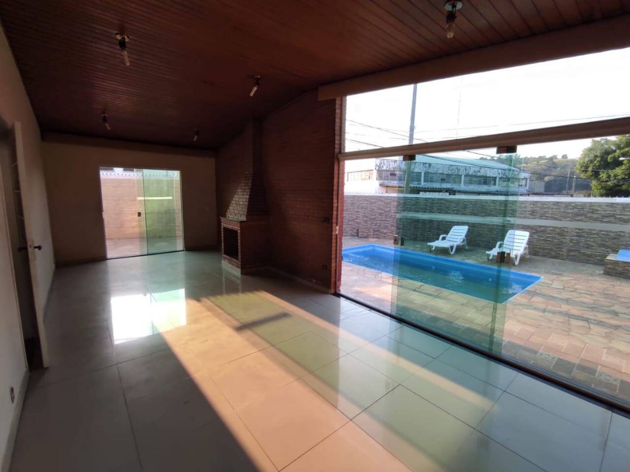 Casa à venda com 3 quartos, 200m² - Foto 2