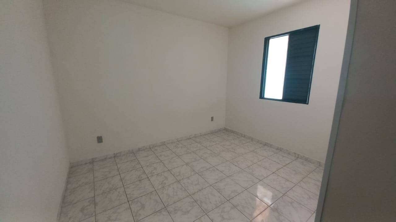 Casa à venda com 2 quartos, 70m² - Foto 4