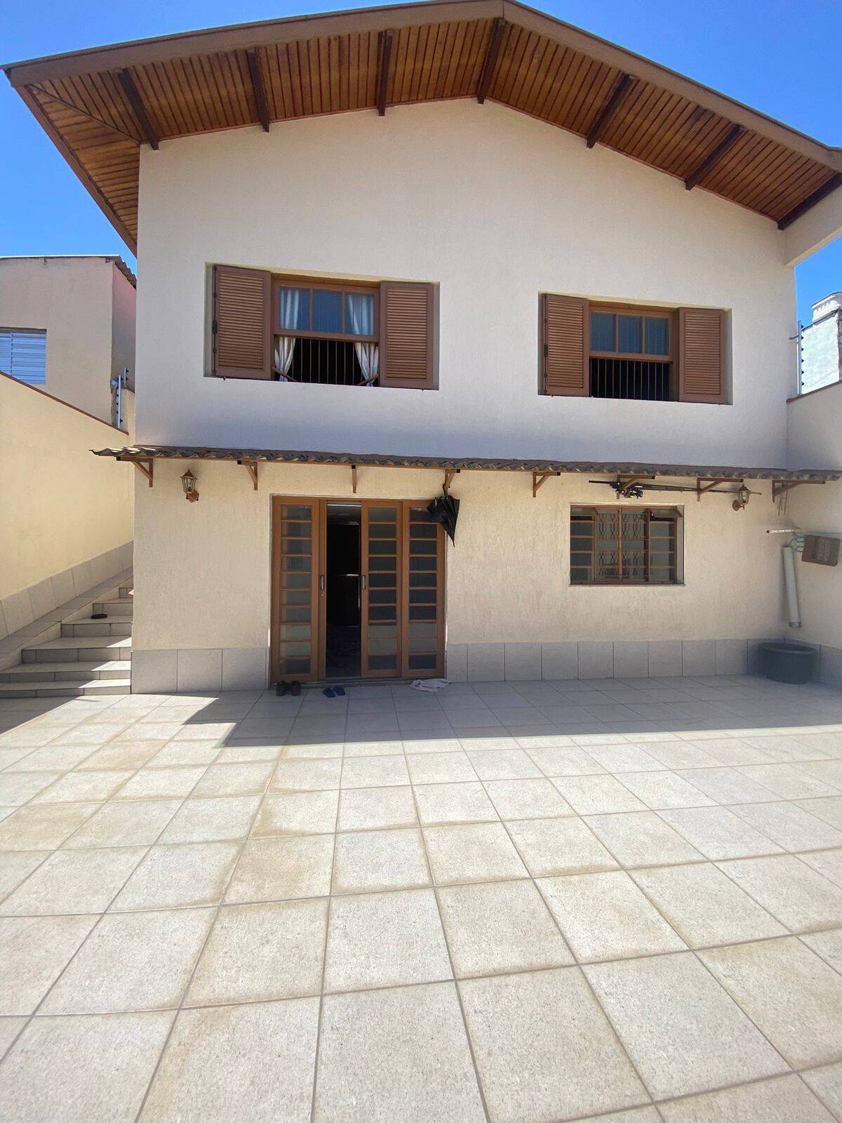 Casa à venda com 4 quartos, 242m² - Foto 1