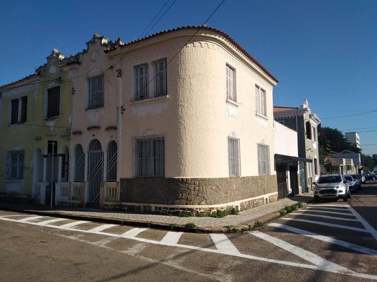 Casa à venda com 3 quartos, 185m² - Foto 1