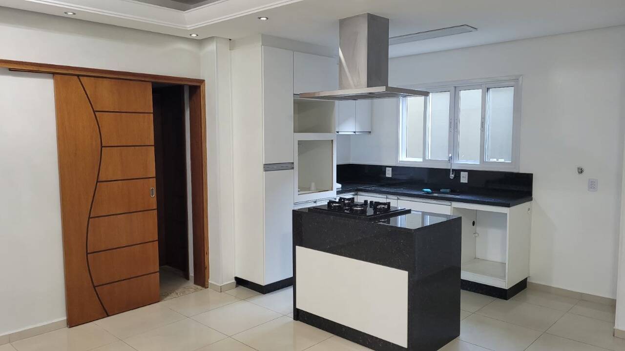 Casa à venda com 3 quartos, 300m² - Foto 1