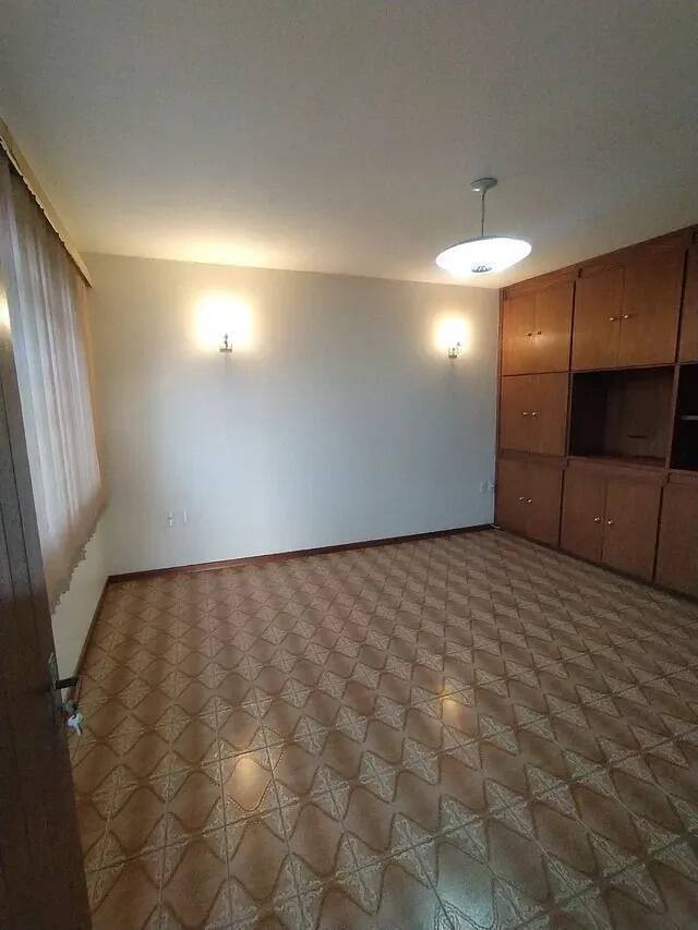 Casa à venda com 4 quartos, 200m² - Foto 2