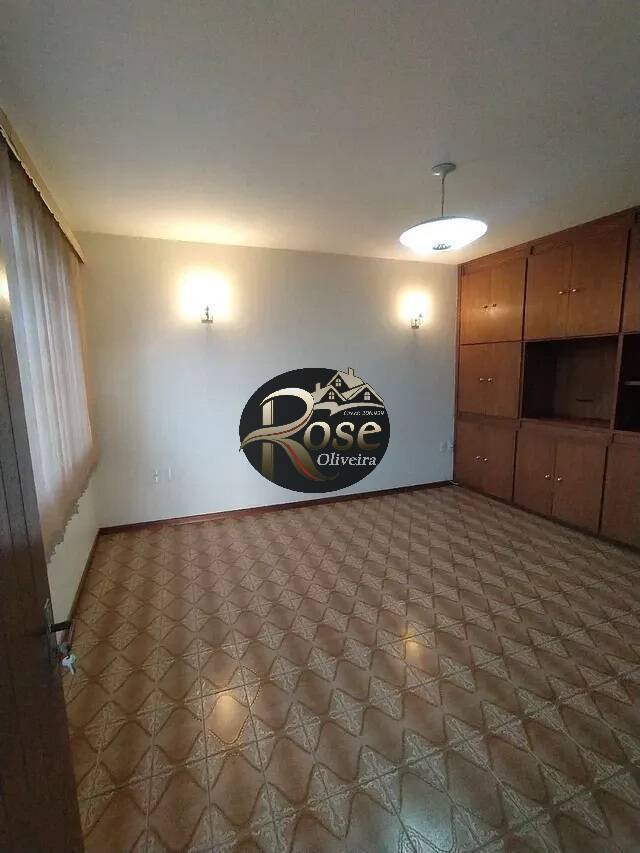 Casa à venda com 4 quartos, 200m² - Foto 2